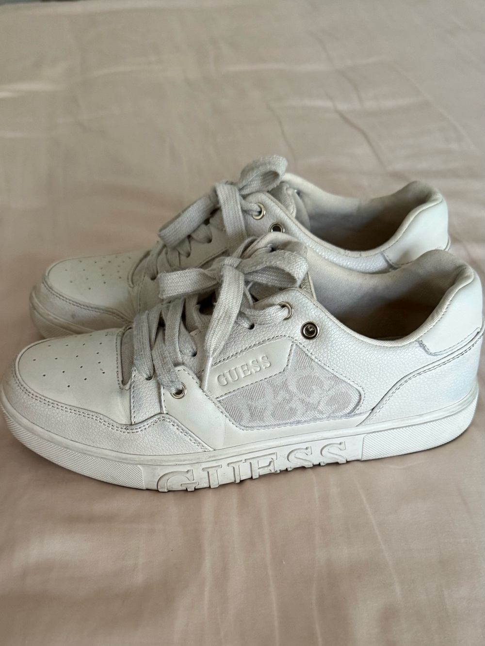GUESS Women’s White Logo-Accent Low-Top Sneakers